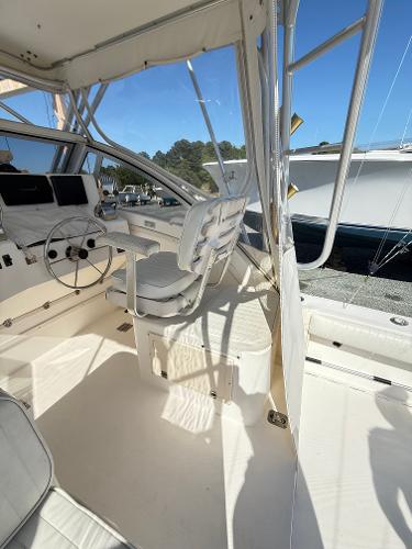 2001 Albemarle 280 Express Sport Fisherman boat interior with helm and seating.