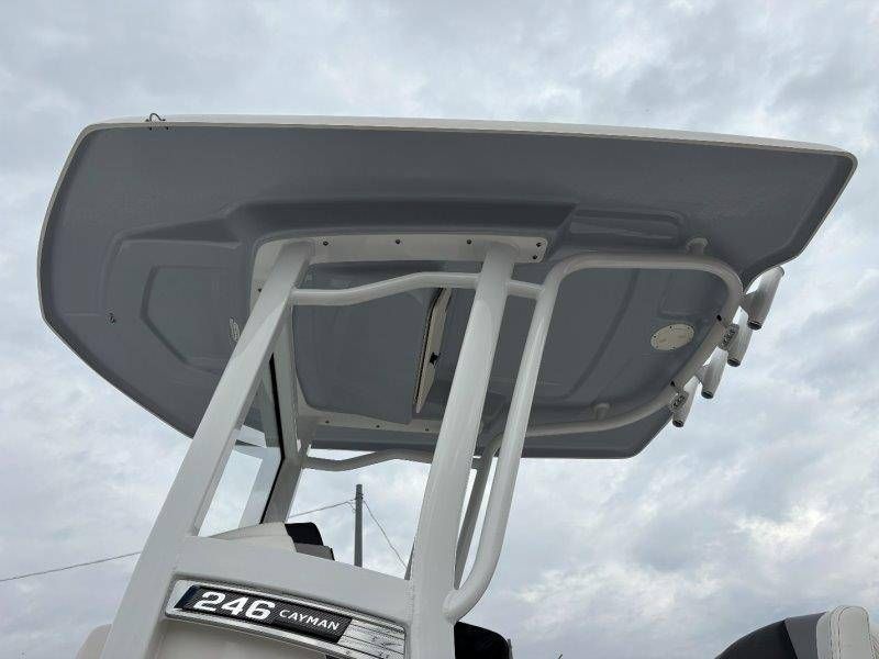 2026 Robalo 246 Cayman - 29