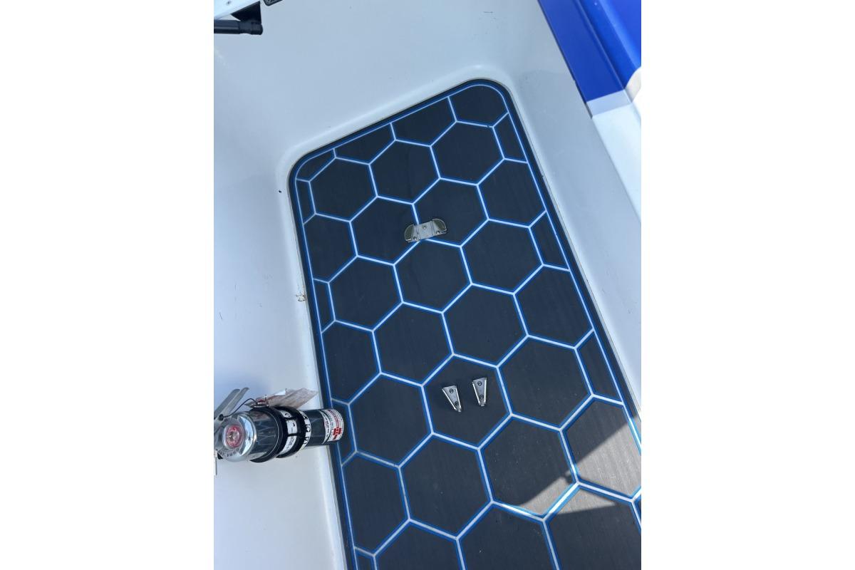 Hexagonal patterned boat deck of 2018 Wright Performance 420.