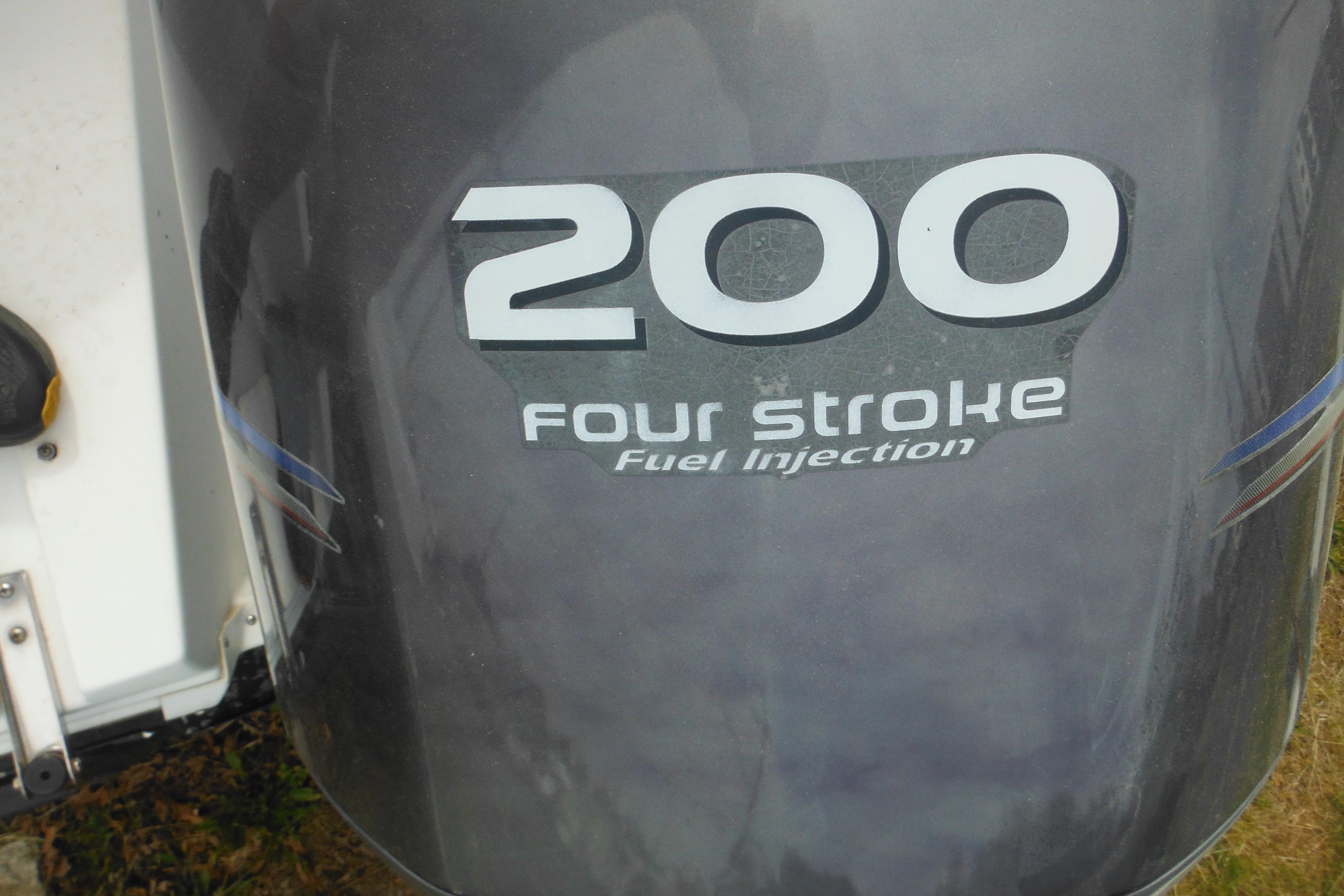2005 Seaswirl Striper 2101 Walkaround O/B with 200HP four-stroke fuel injection engine.