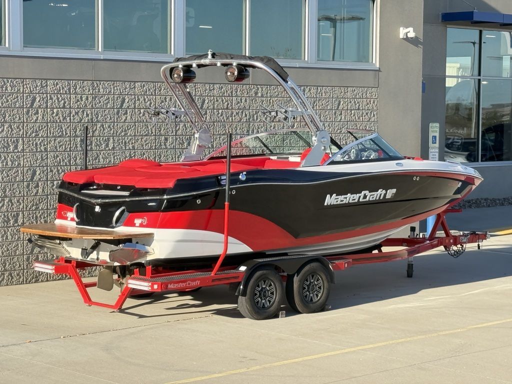 2019 MasterCraft XT22 - 17