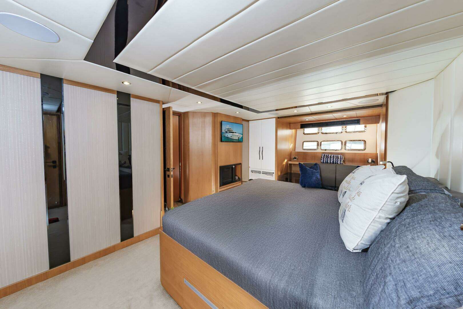 2017 Johnson 93 Flybridge - Image 64