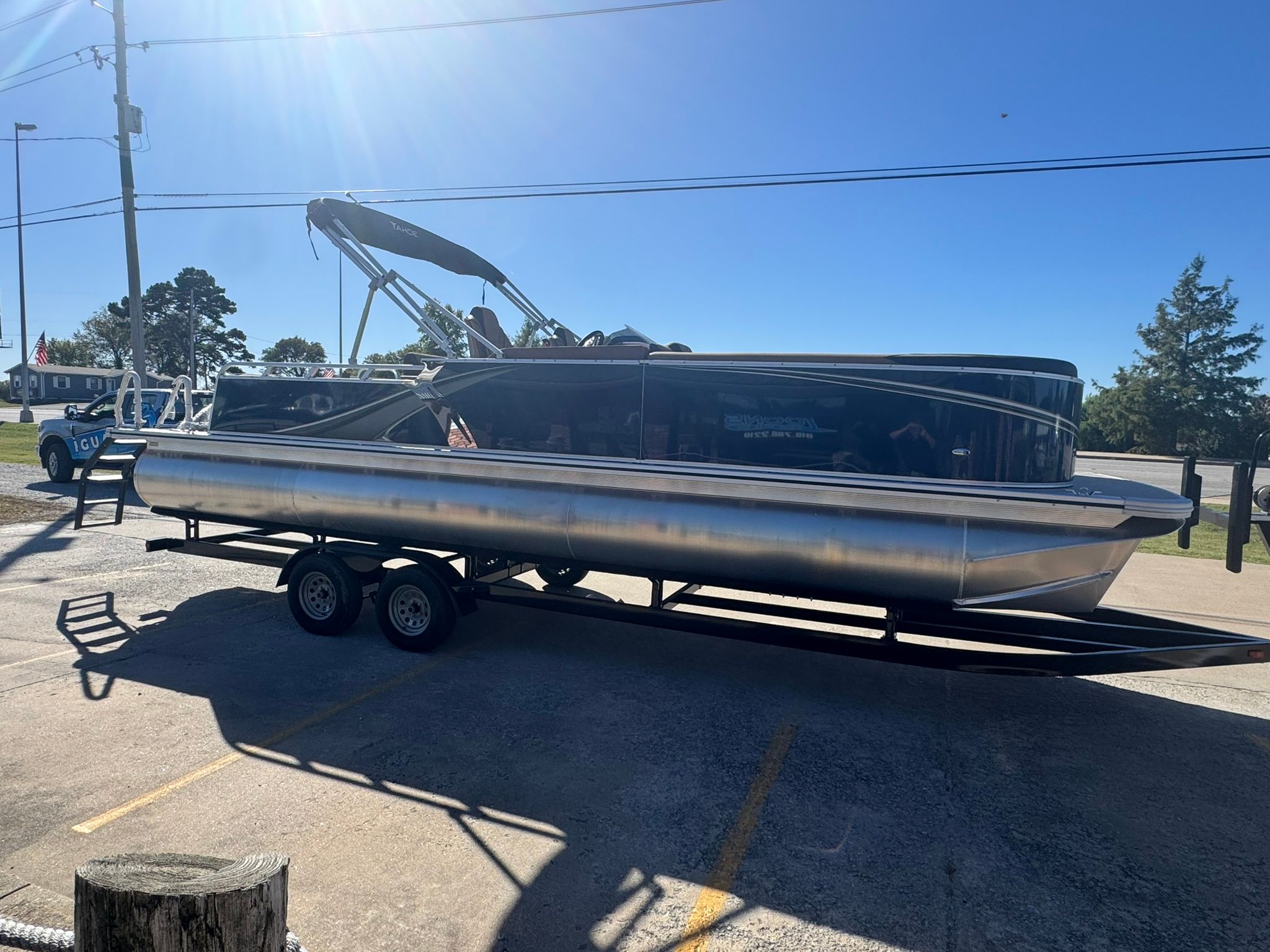 2025 Tahoe 2585 LTZ VRB pontoon boat on trailer outdoors.