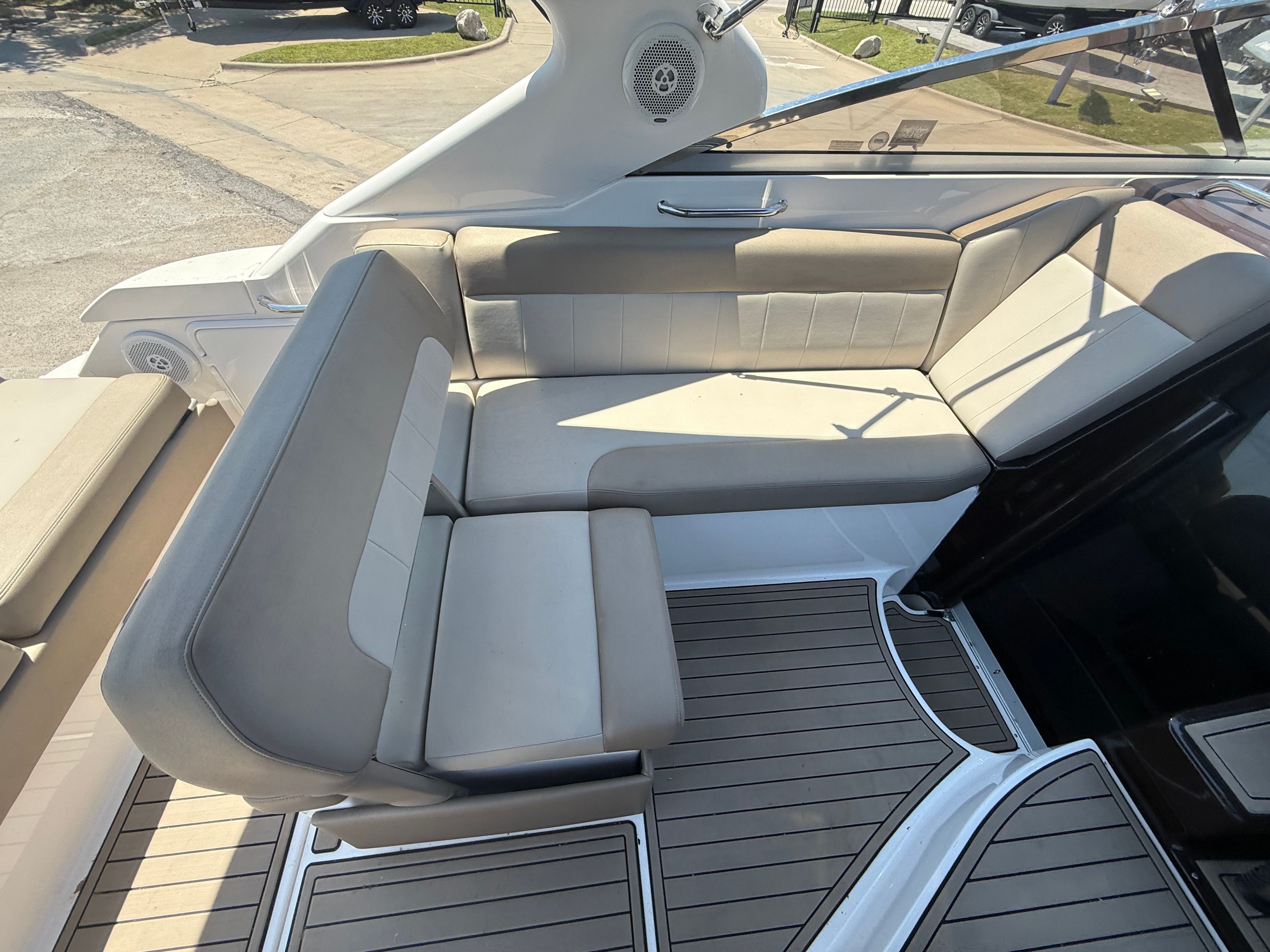 2015 REGAL 30 EXPRESS - Image 14