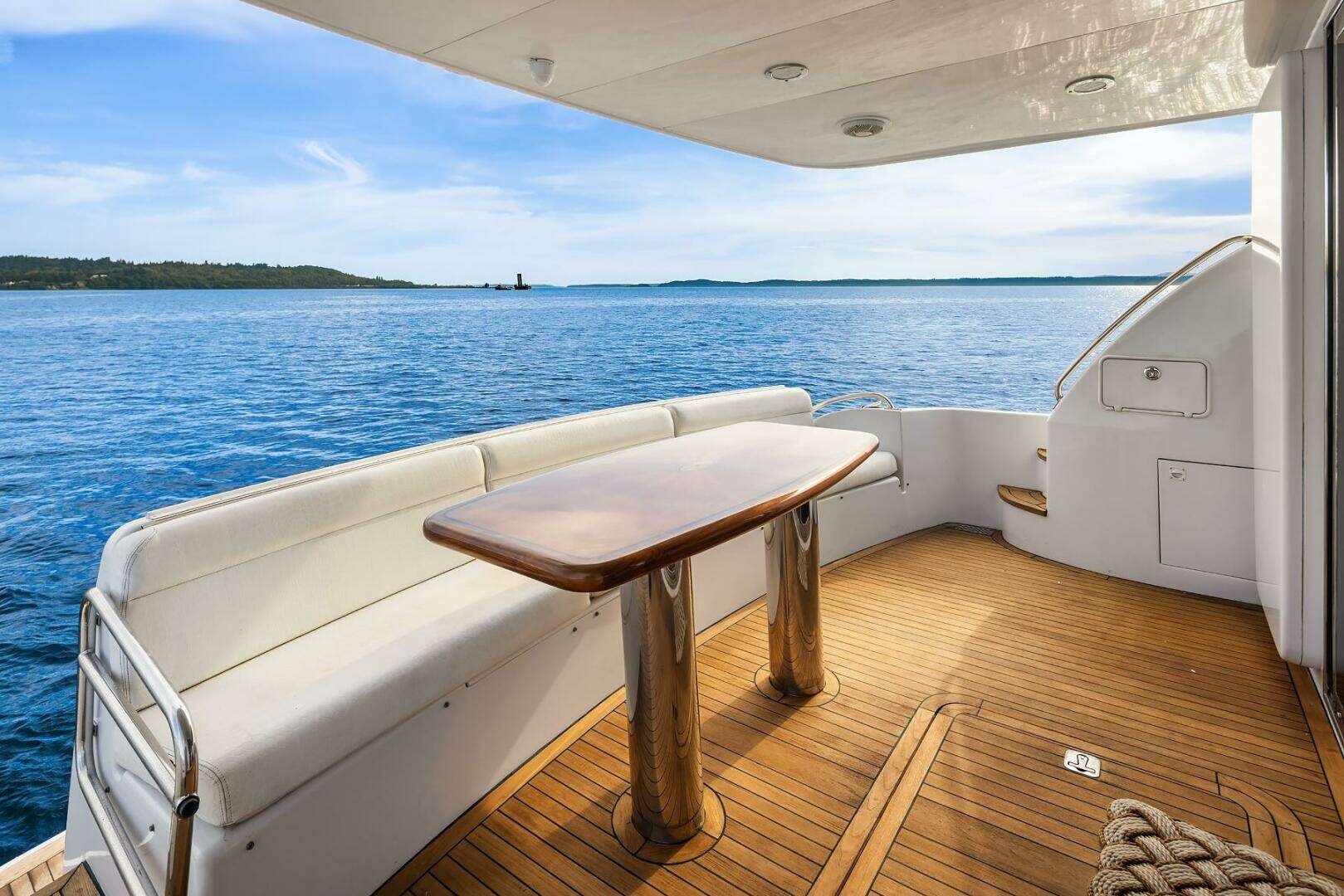 2001 Hatteras Cockpit Motoryacht - Image 23
