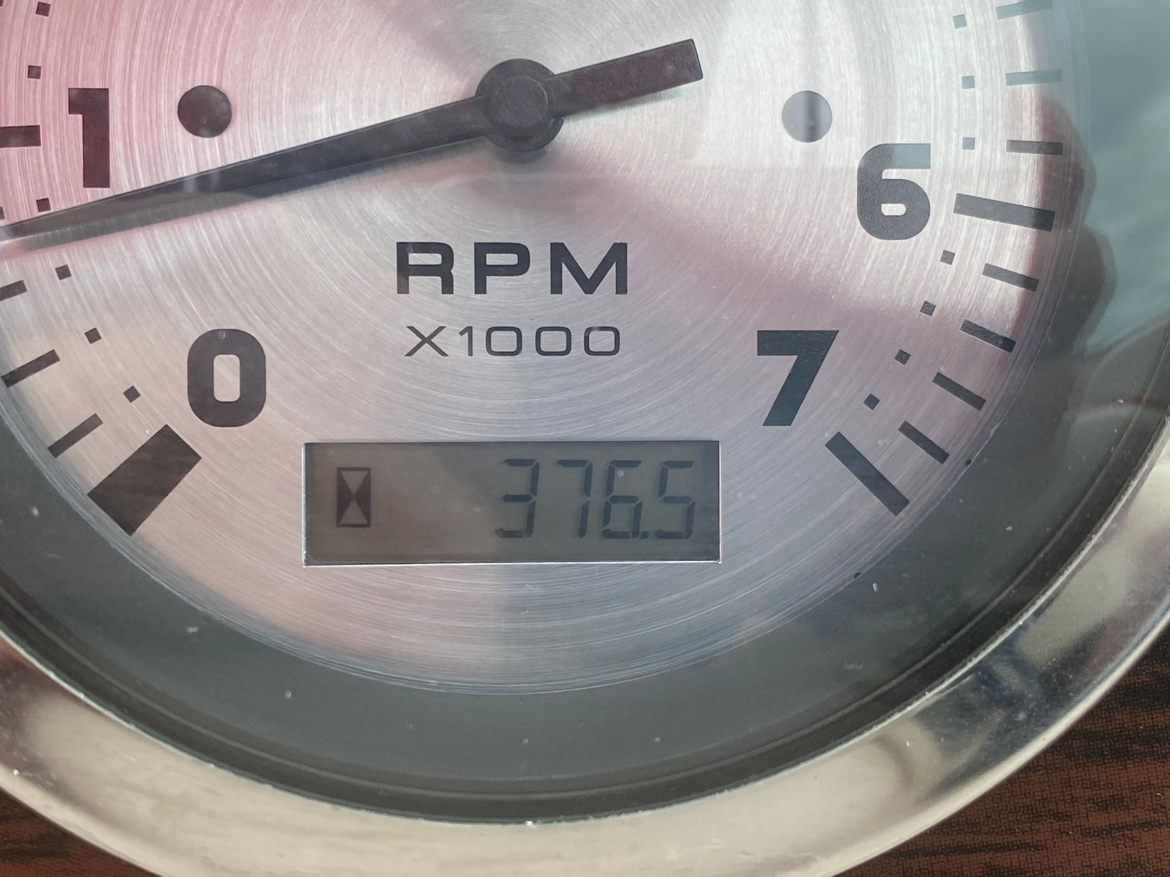 2000 Chaparral 230 SSi tachometer displaying 3765 RPM.