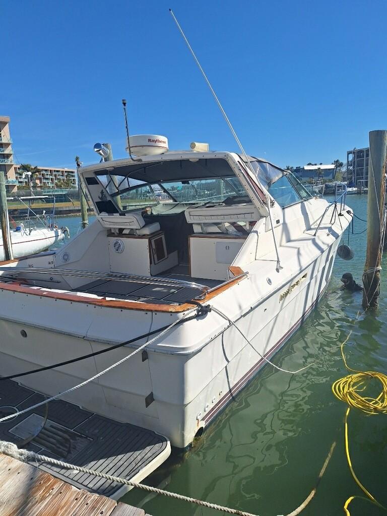 1985 Sea Ray 390 Express Cruiser