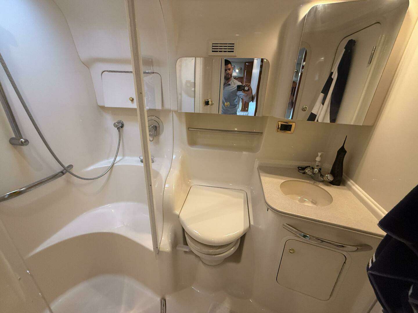 2001 Sea Ray 410 Sundancer - Image 21
