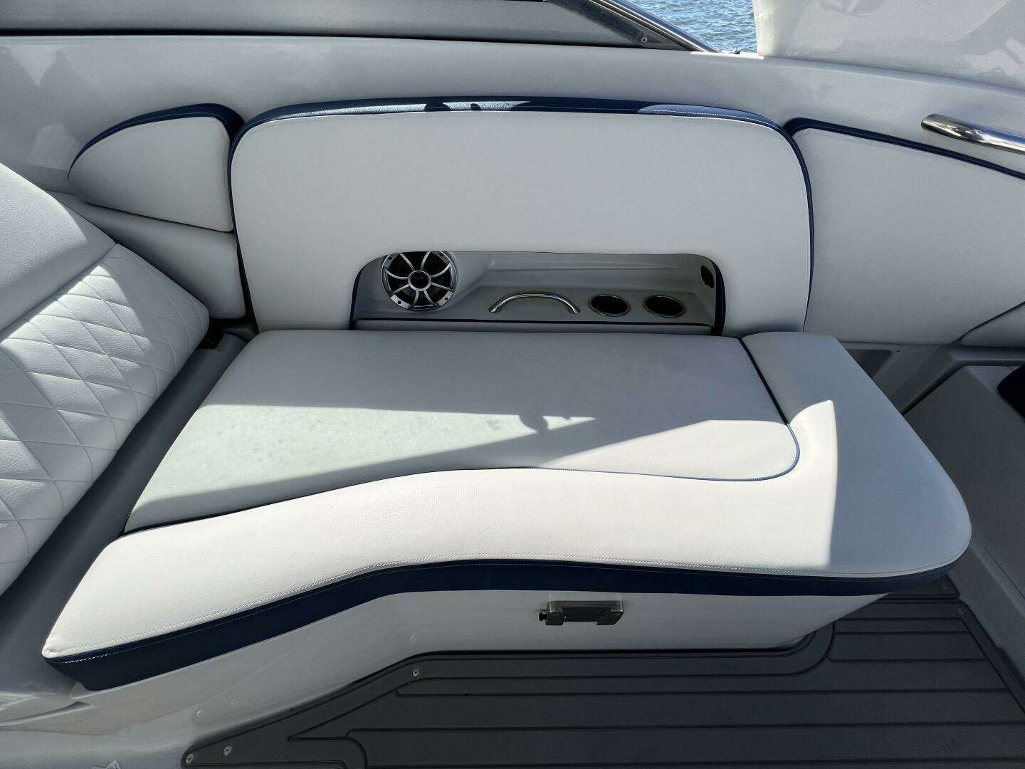 2022 Crownline E305 XS - Image 22
