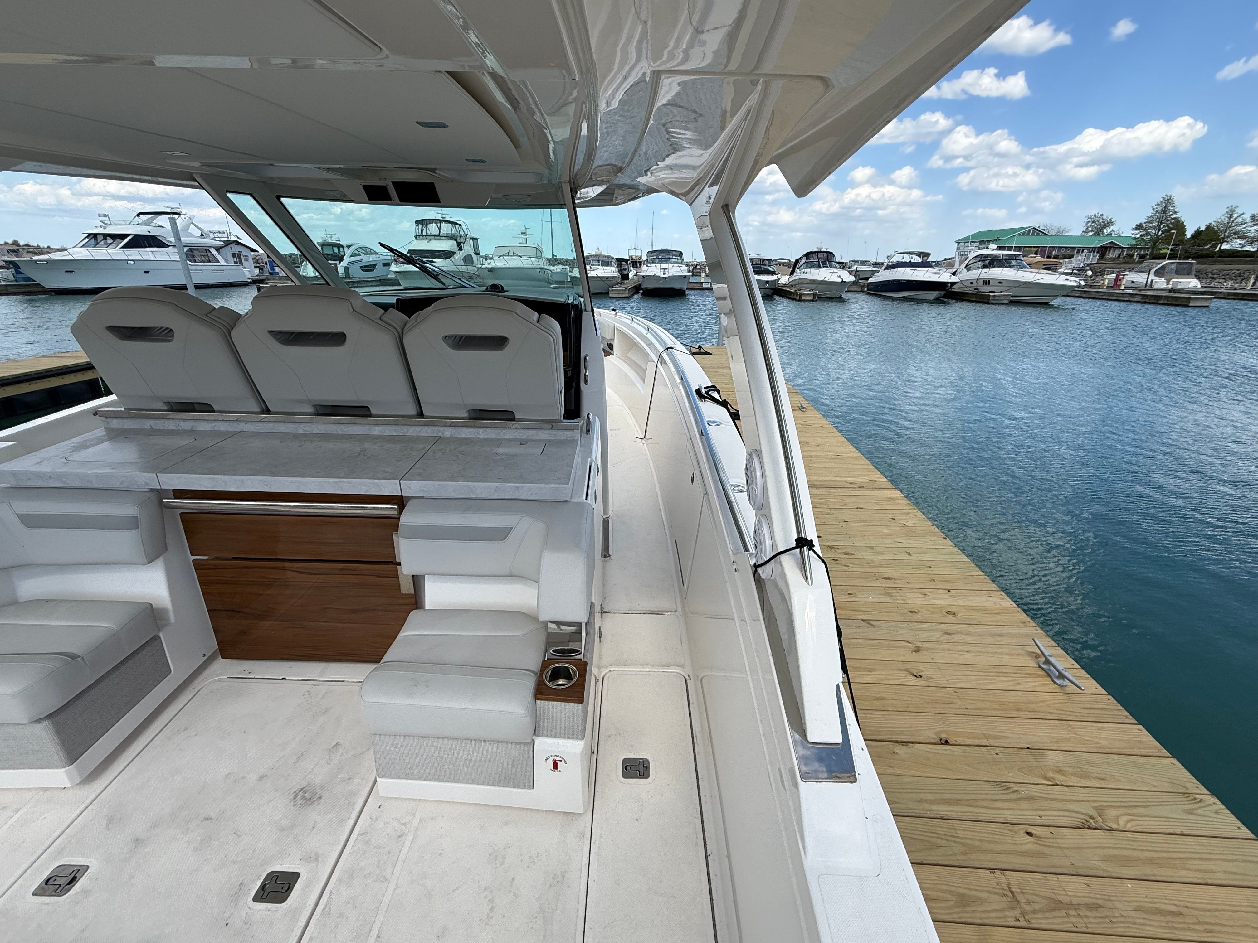 2024 Tiara Yachts 38 LS - 21