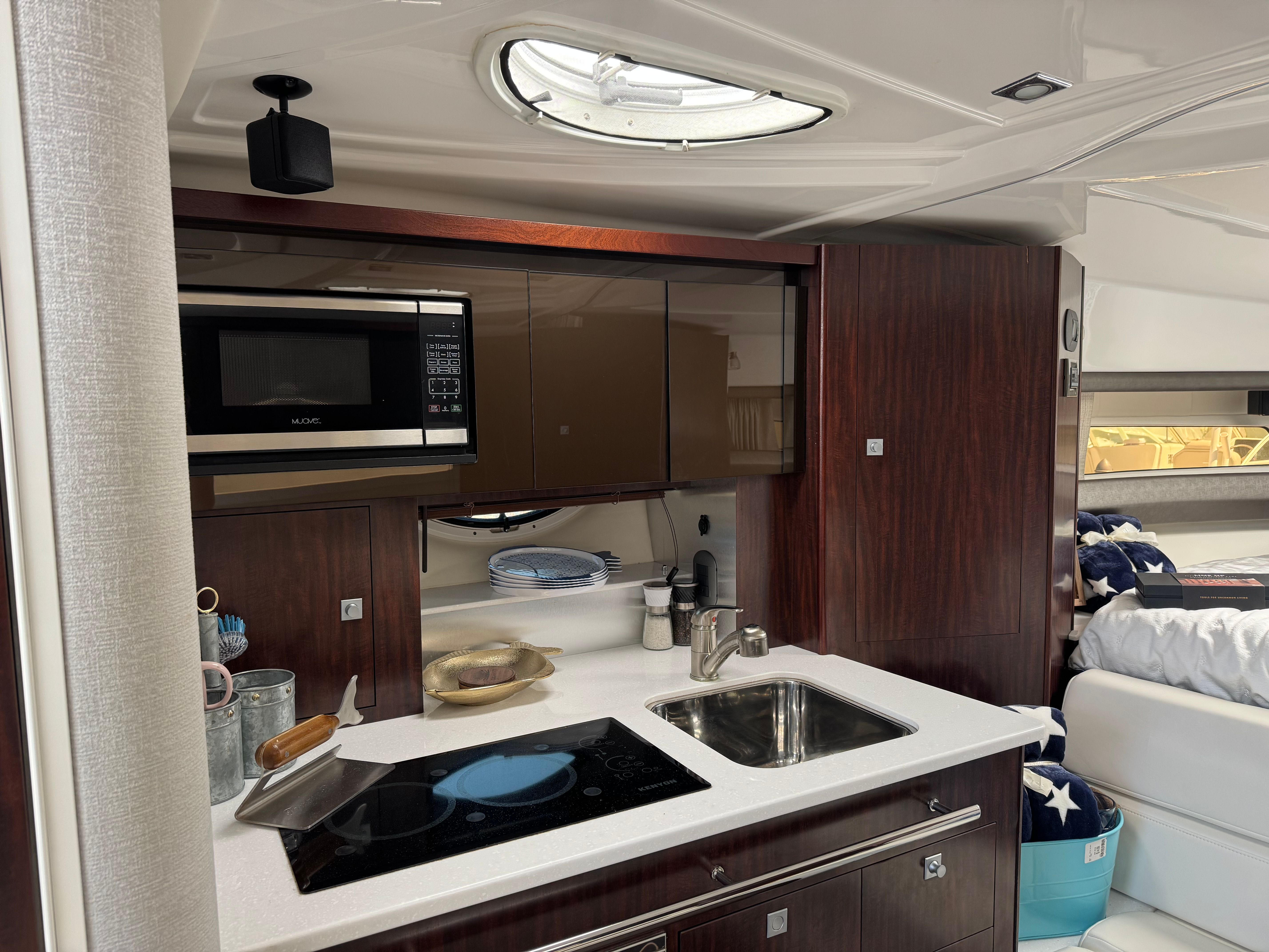 2018 Monterey 335 Sport Yacht - 37