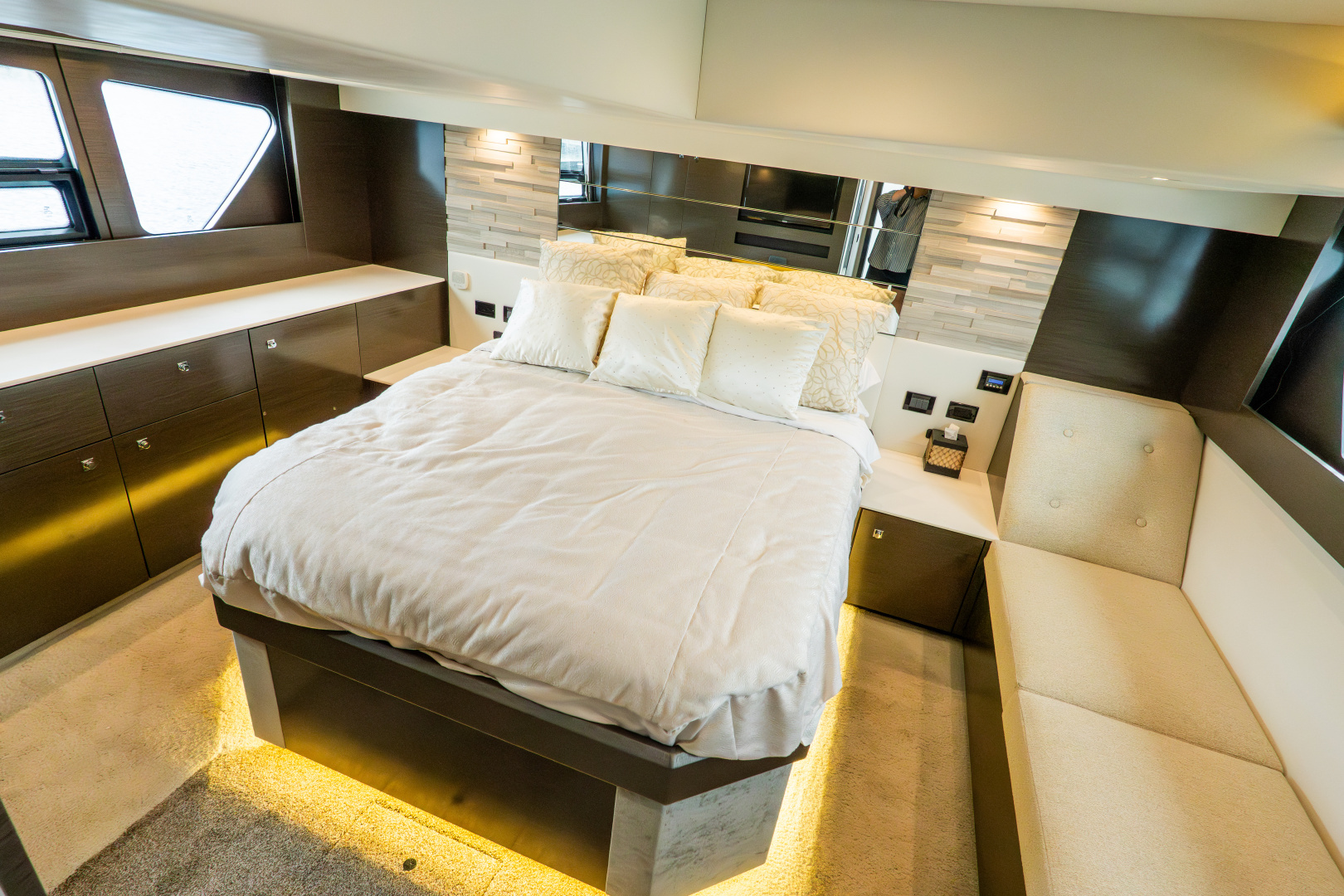 2018 Cruisers Yachts 50 CANTIUS - Image 55