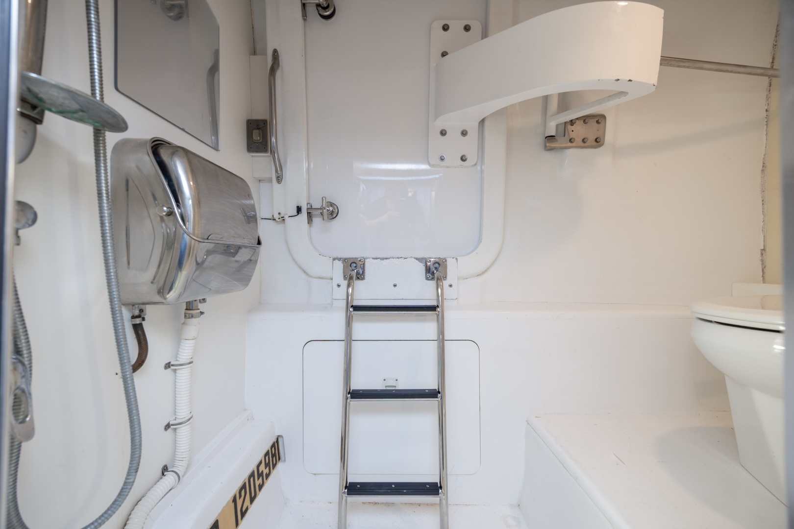 2008 Hatteras Motor Yacht - Image 10