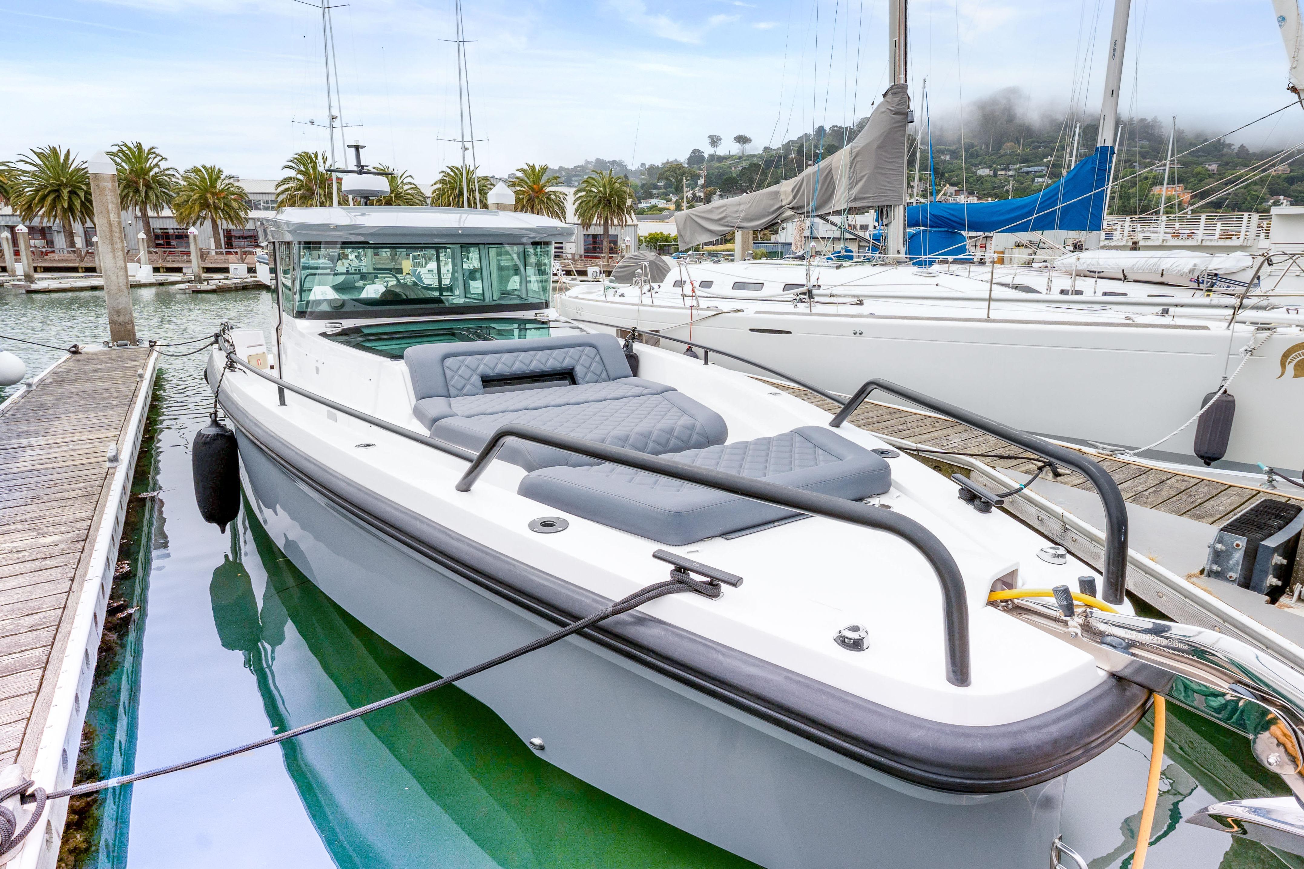 2021 Axopar 37 XC Cross Cabin