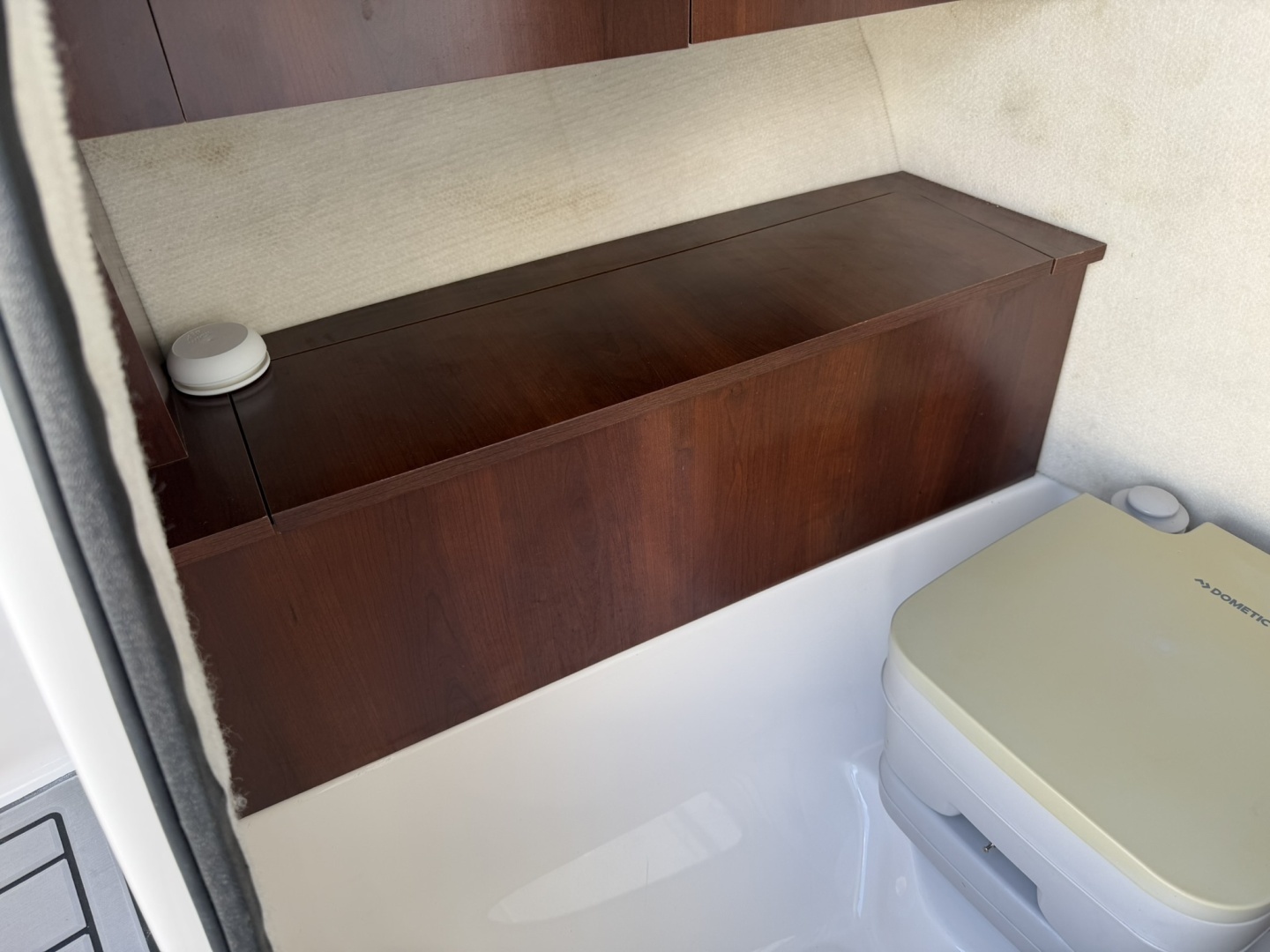 2023 Robalo R227 - Image 29