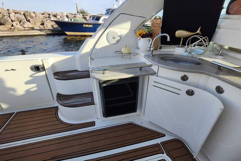 2007 Sea Ray 480 Sundancer yacht interior with kitchenette and wooden flooring.