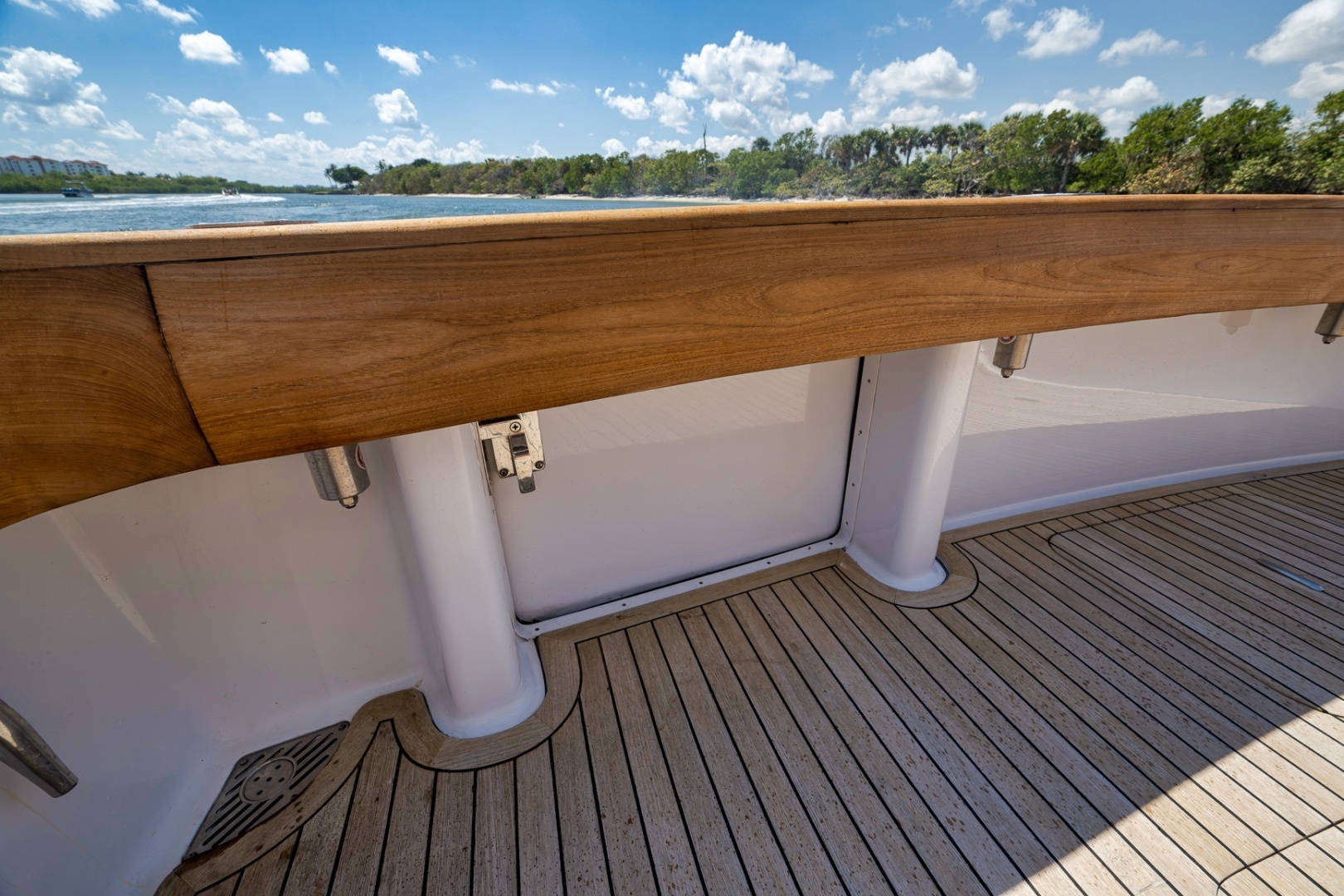 2003 Viking 52 Convertible - Image 26
