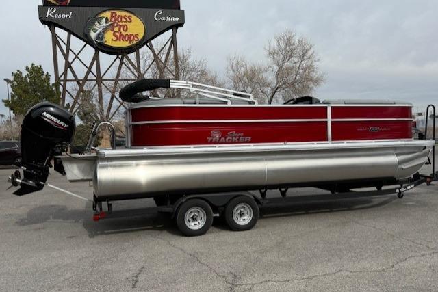 2026 Sun Tracker Party Barge 22 DLX