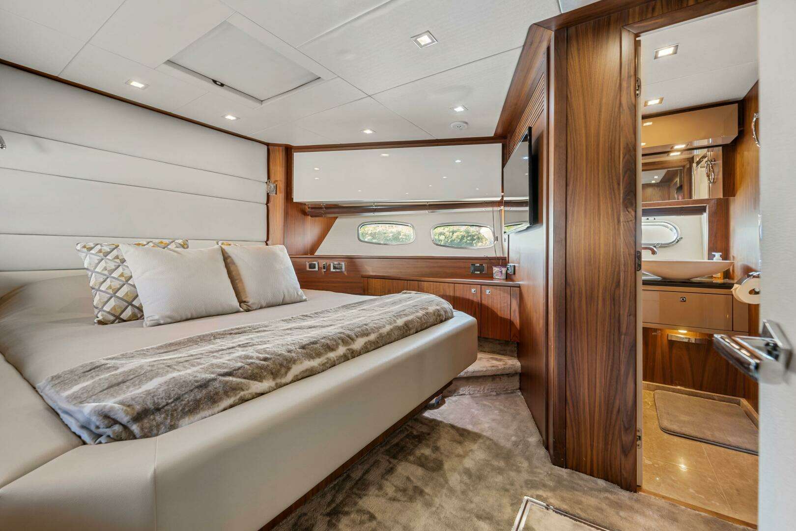 2013 Sunseeker Predator 84 - Image 31
