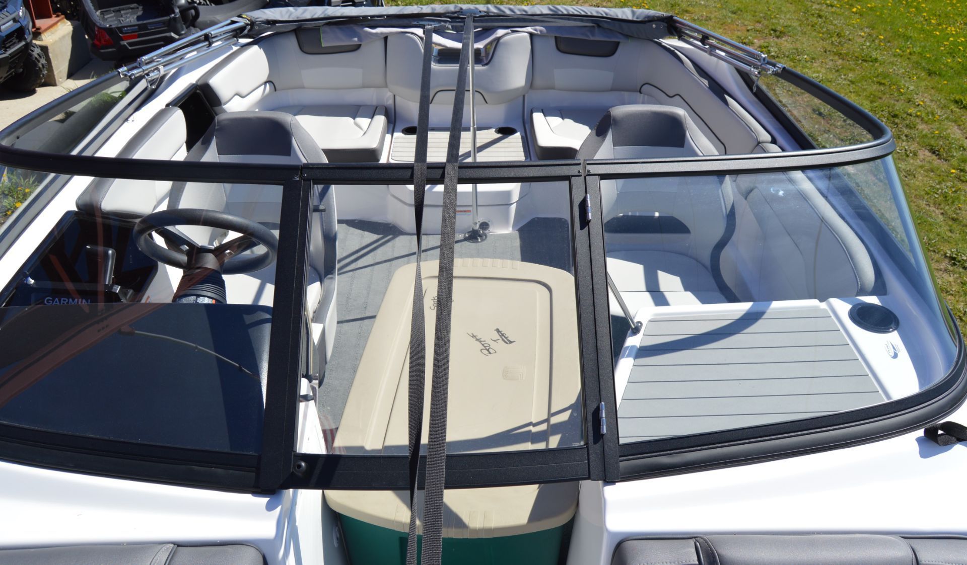 Yamaha SX190 2023: Open cockpit with gray and white seating, surrounded by glass.