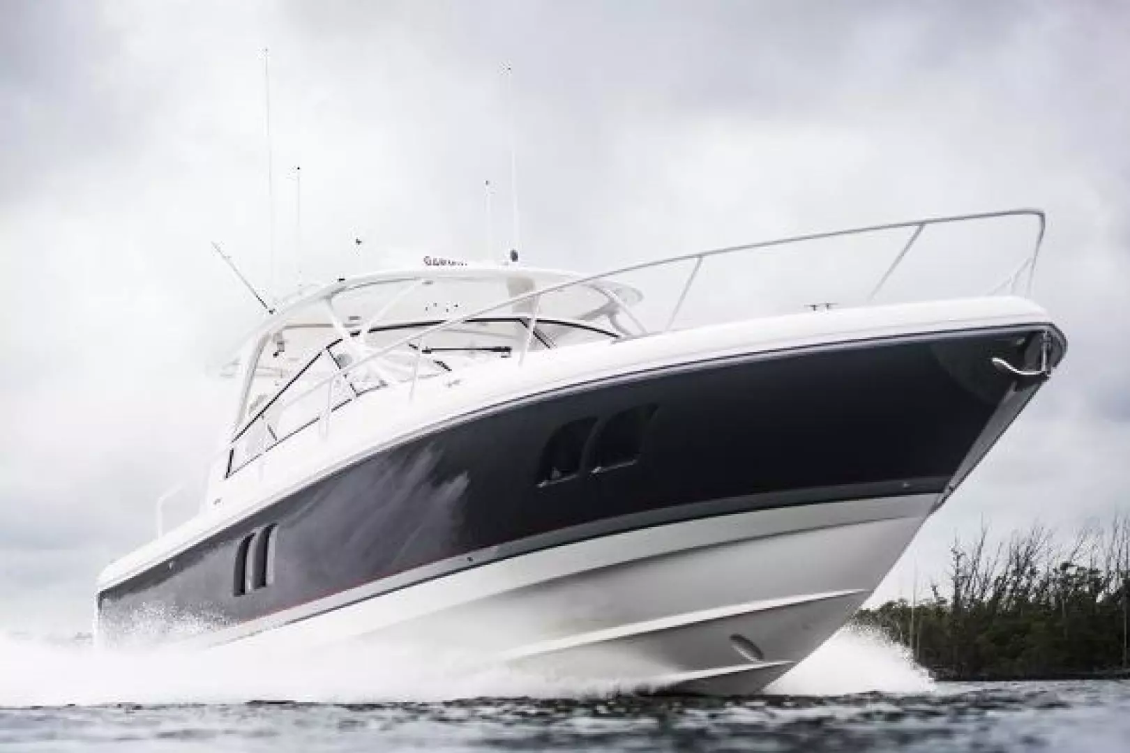 2019 Intrepid 475 Sport Yacht - Image 3