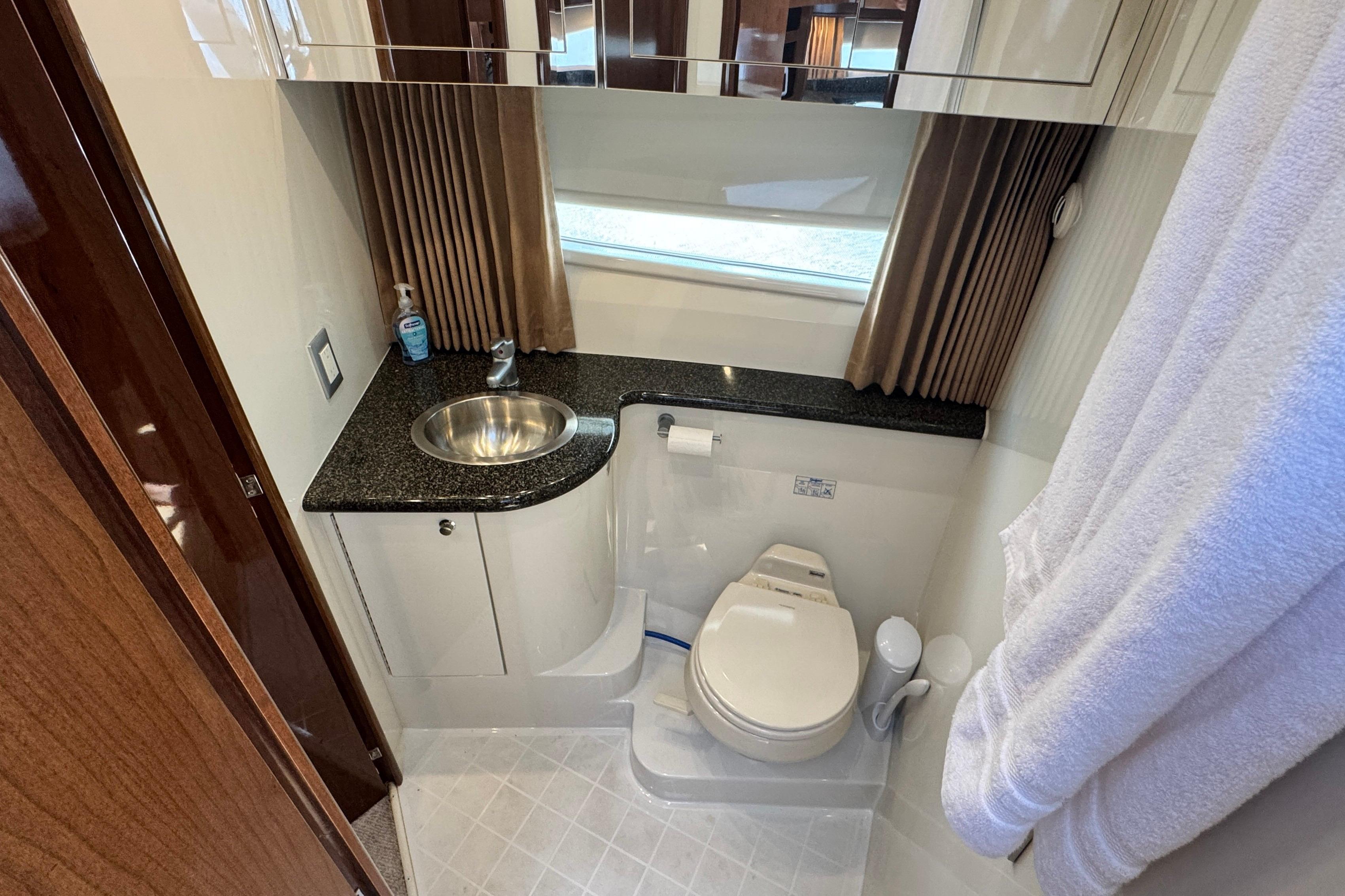 2007 Carver 47 Motor Yacht Guest Head