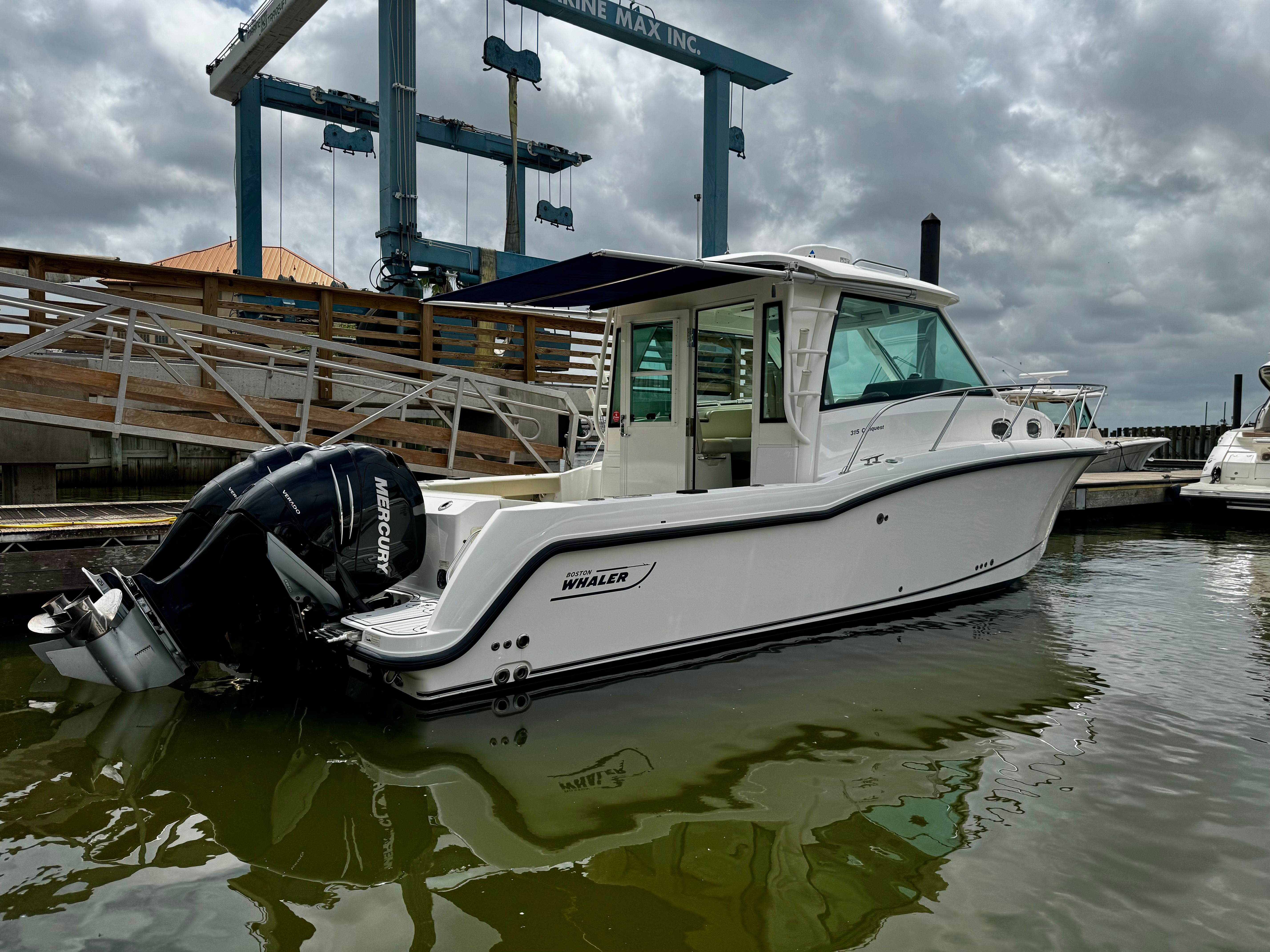 2016 Boston Whaler 315 Conquest