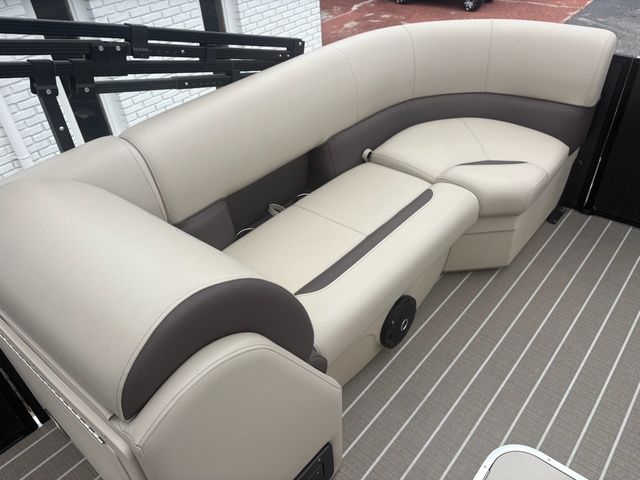 2026 Bentley Pontoons Legacy Cruise 223 - 14