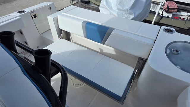 2026 Robalo R230 Center Console - 8