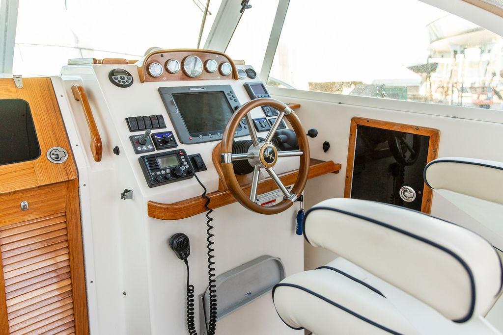 2008 Hunt Yachts Surfhunter 29 helm with wooden accents and modern navigation equipment.