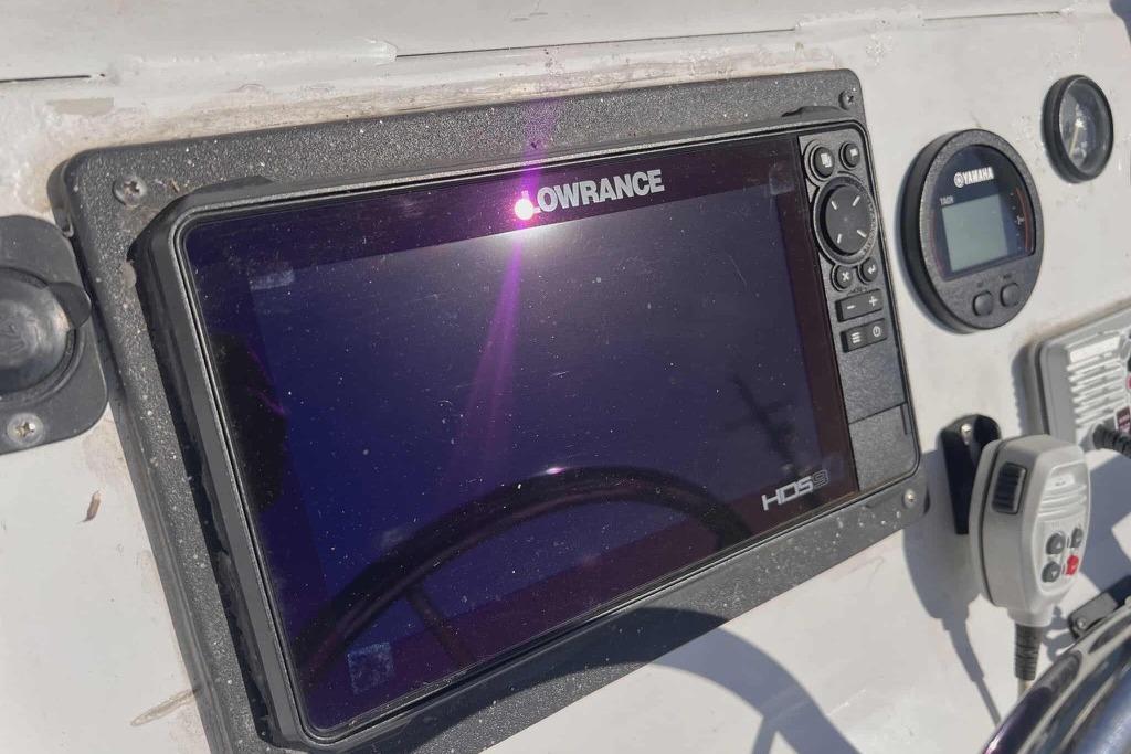 Console of 1997 Gravois 20CC boat with Lowrance HDS9 display and Yamaha gauge.