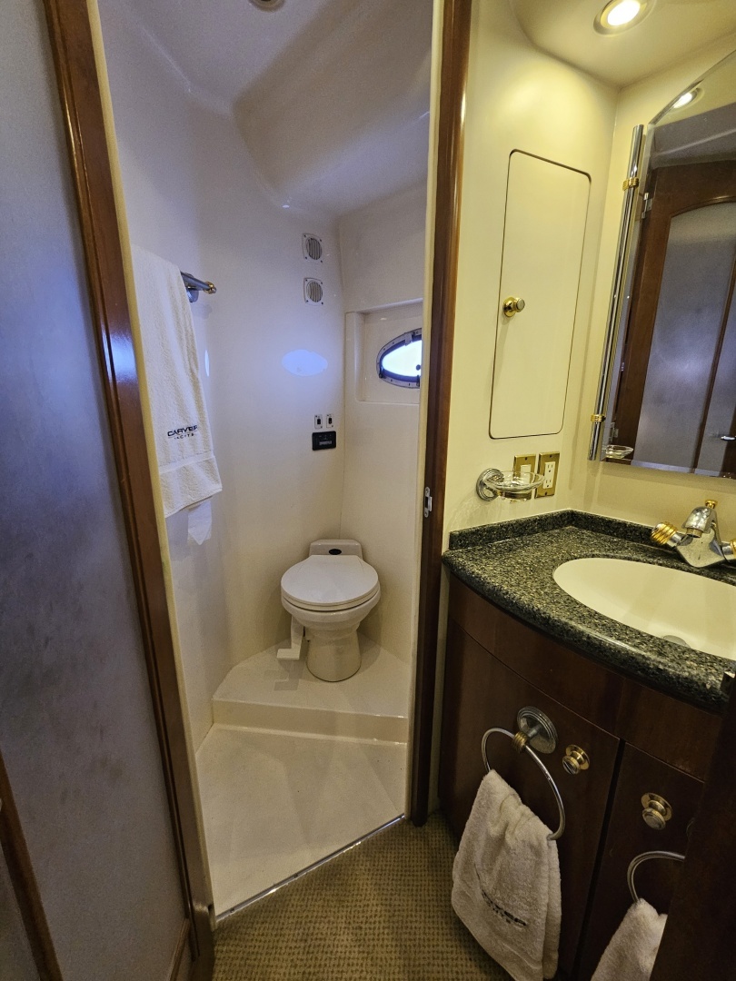 1999 Carver 530 Voyager - Image 26