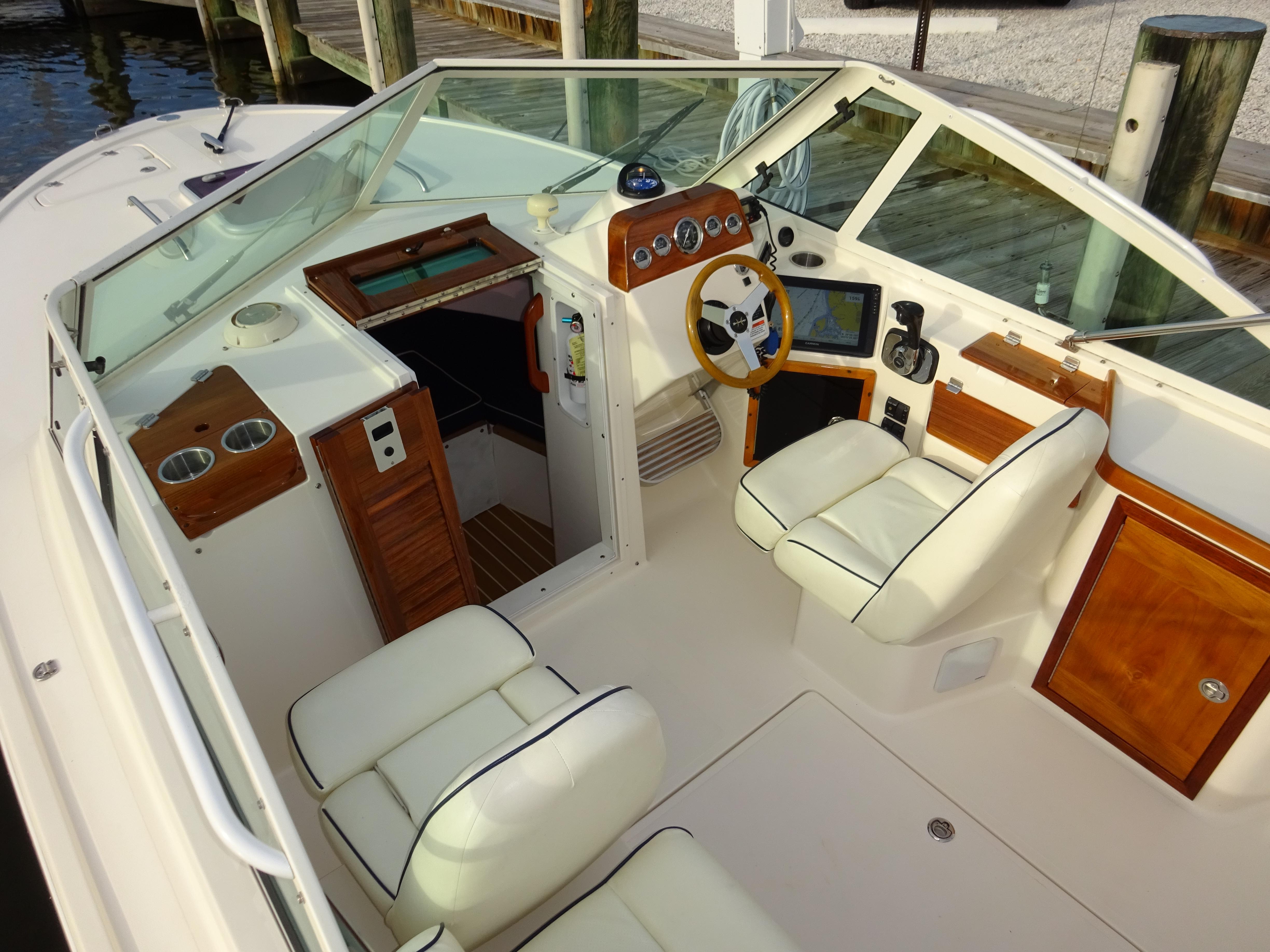 2008 Hunt Yachts Harrier 25 interior with white seating, wooden accents, and modern dashboard.