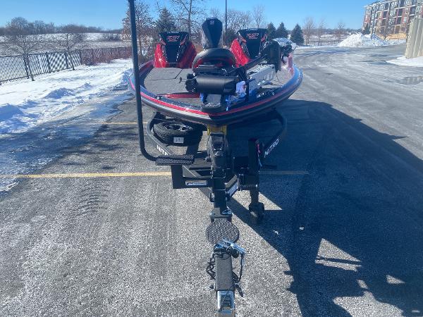 2025 Nitro Z21 XL Pro boat on snowy parking lot, front view.