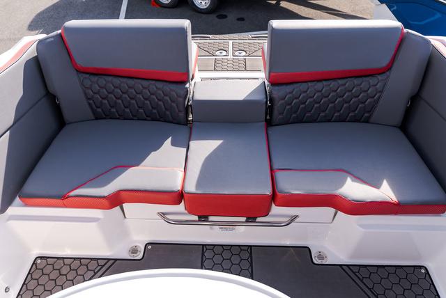 2025 Scarab 255 LX - 11
