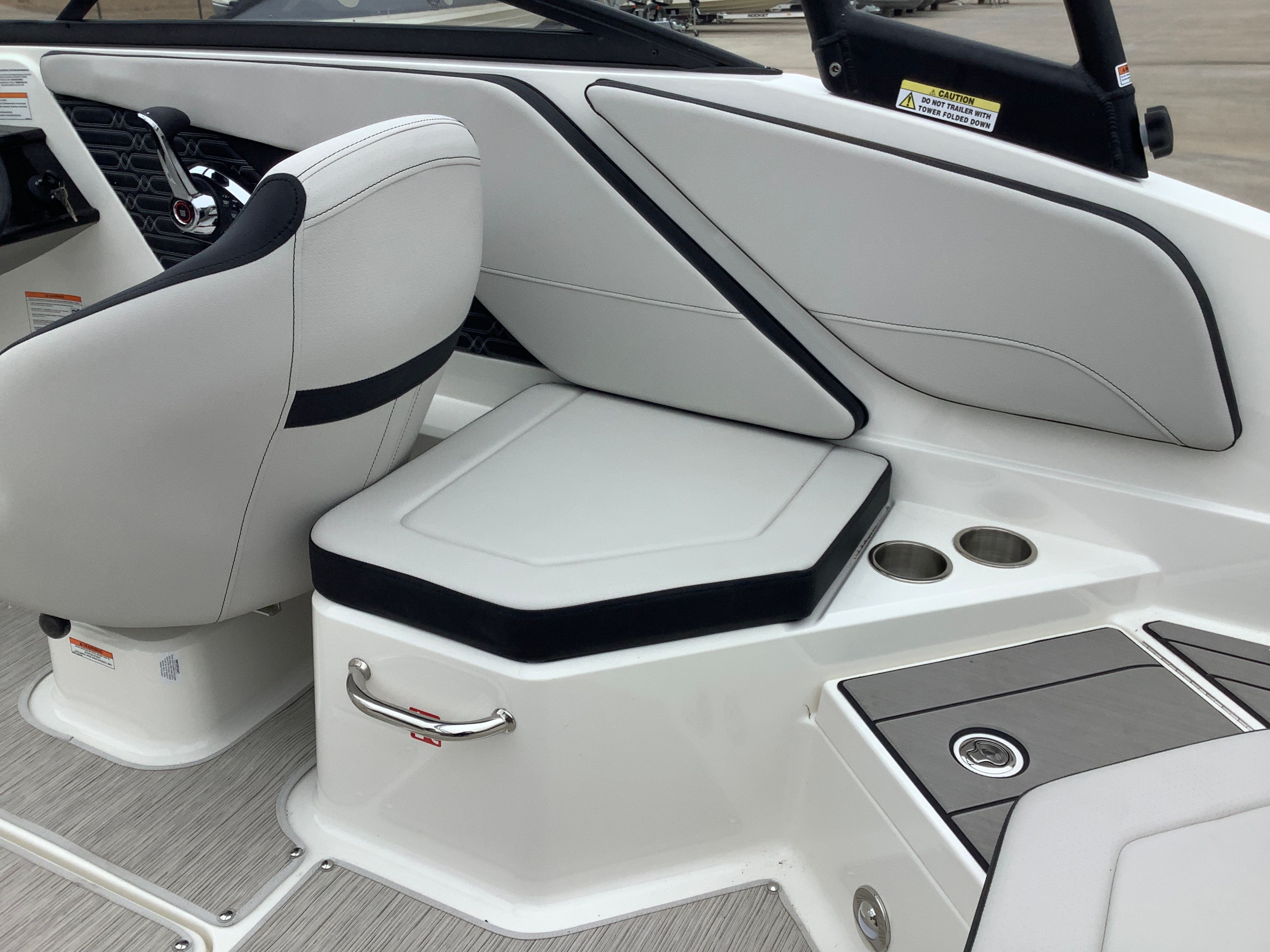 2026 Sea Ray SPX 210 Outboard - 9