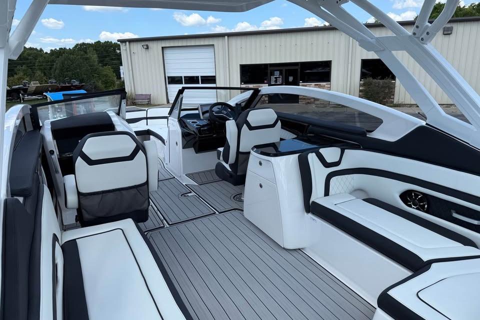 2026 Yamaha Boats 275SD interior with sleek seating and modern design.
