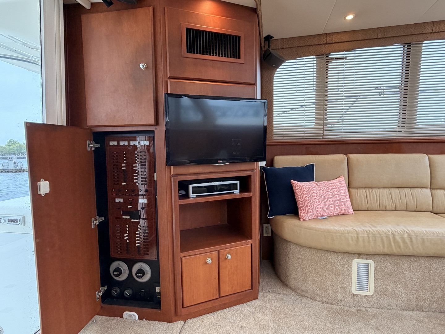2006 Silverton 38 Convertible - Image 13