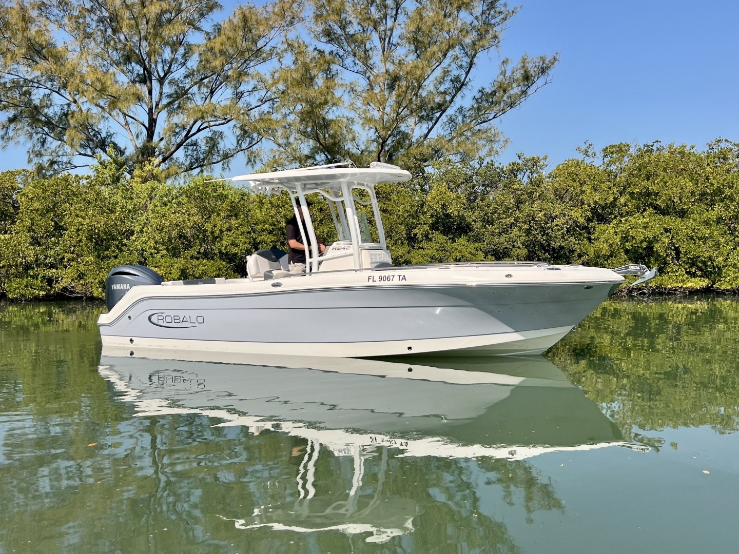 2021 Robalo R242 Explorer - Image 7