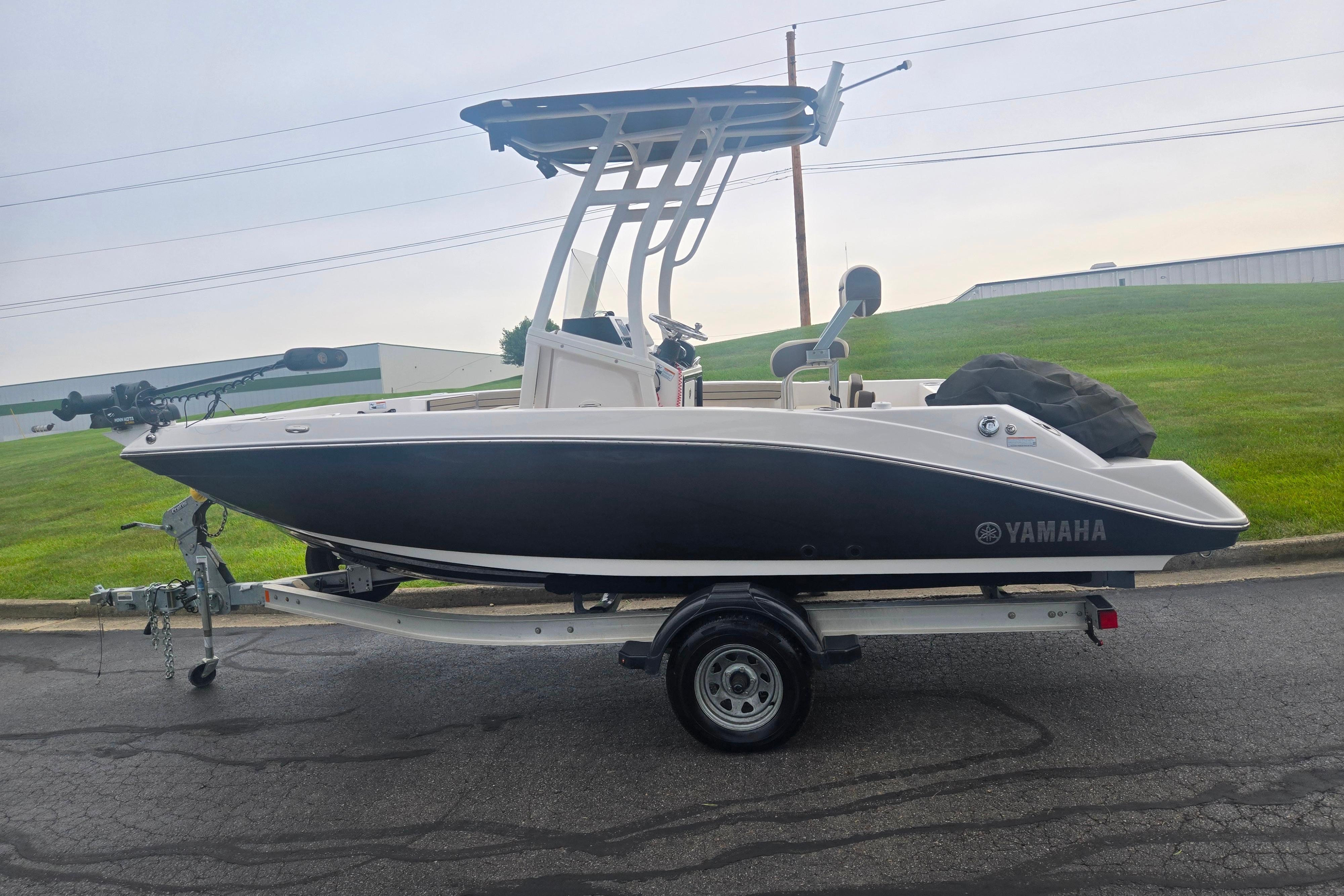 2022 Yamaha Boats 195 FSH Sport on trailer, parked outdoors.
