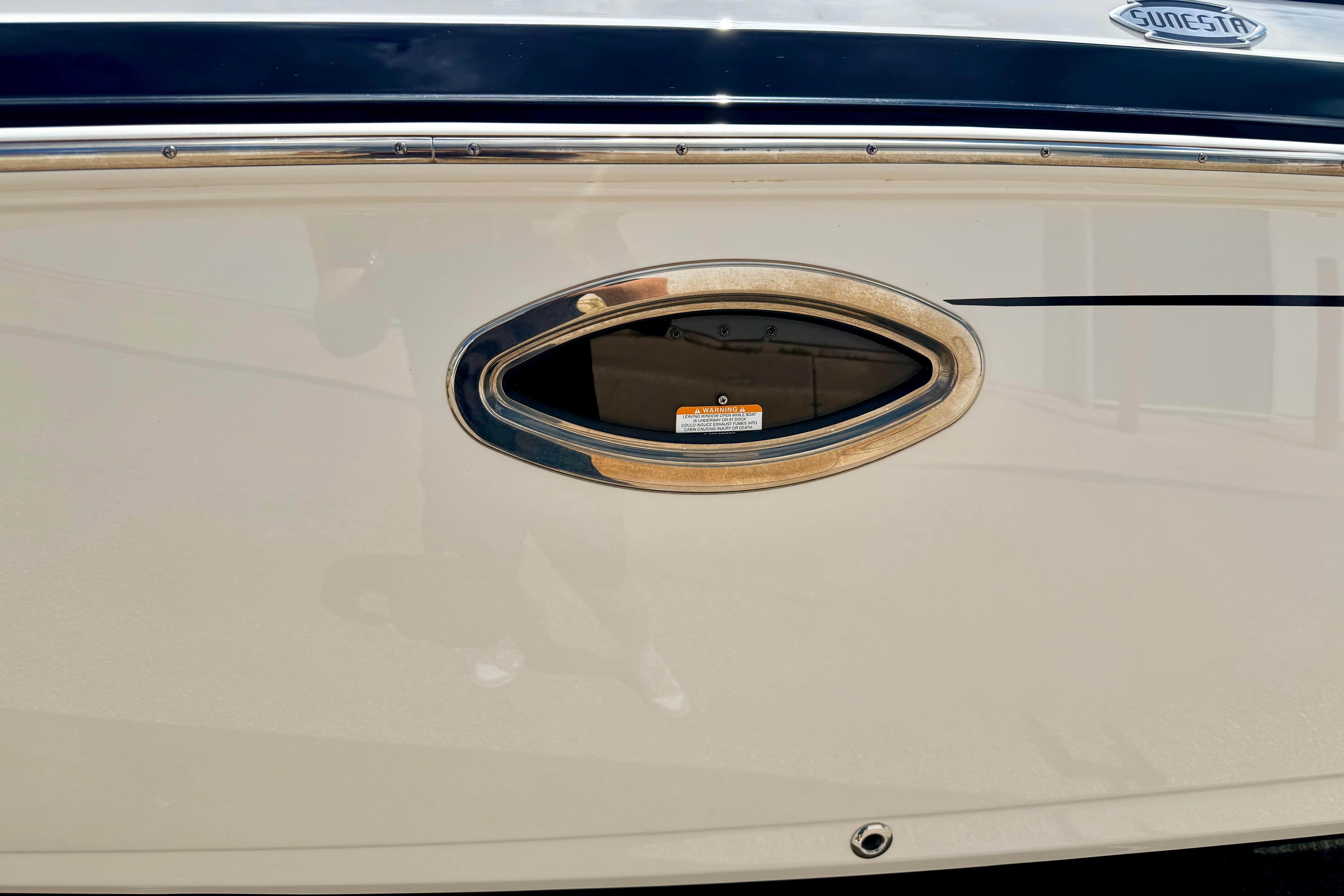 2015 Chaparral Sunesta 264 boat hull with oval window detail.