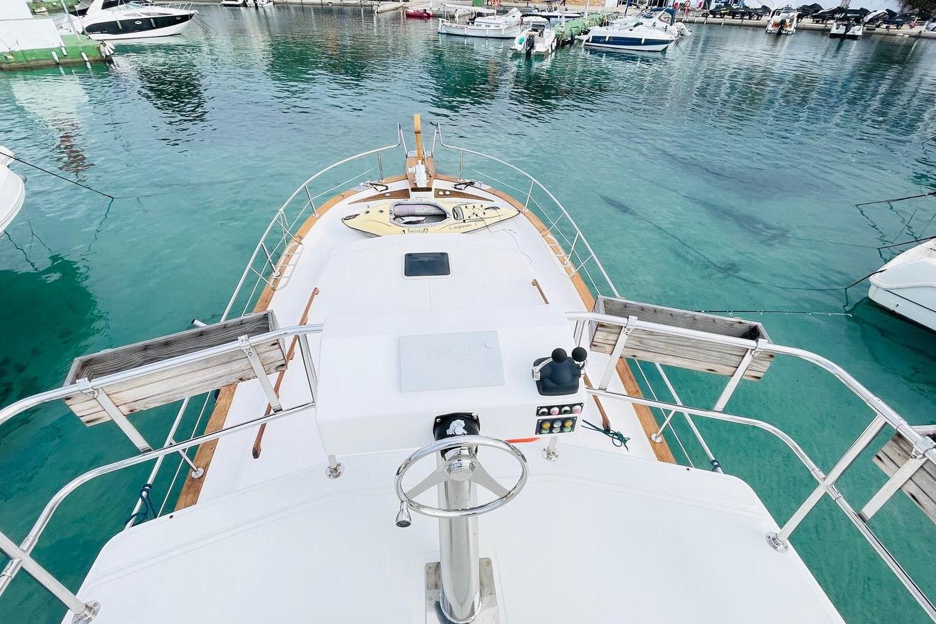 Menorquin Yacht 120, 2000 model, docked in clear turquoise waters.