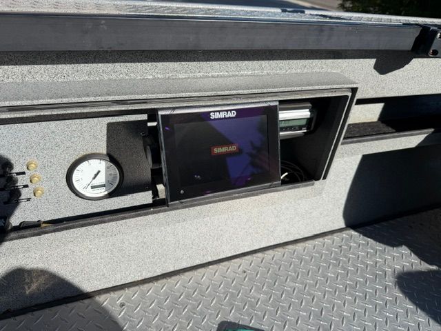 Simrad display and gauge in Willie Boats Predator 2008.