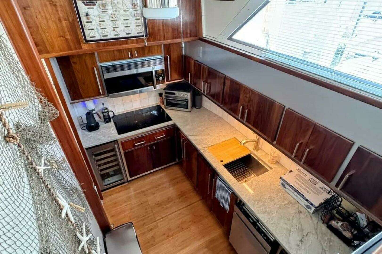 1986 Bertram 58 Flybridge Motor Yacht - Image 3
