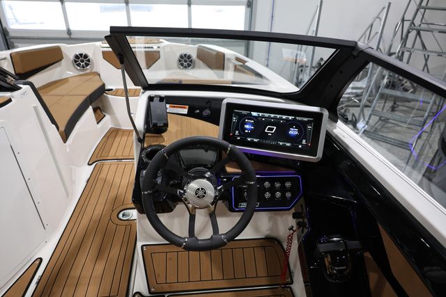 2026 Yamaha Boats 222 SE BOTH COLORS AVAILABLE - 17