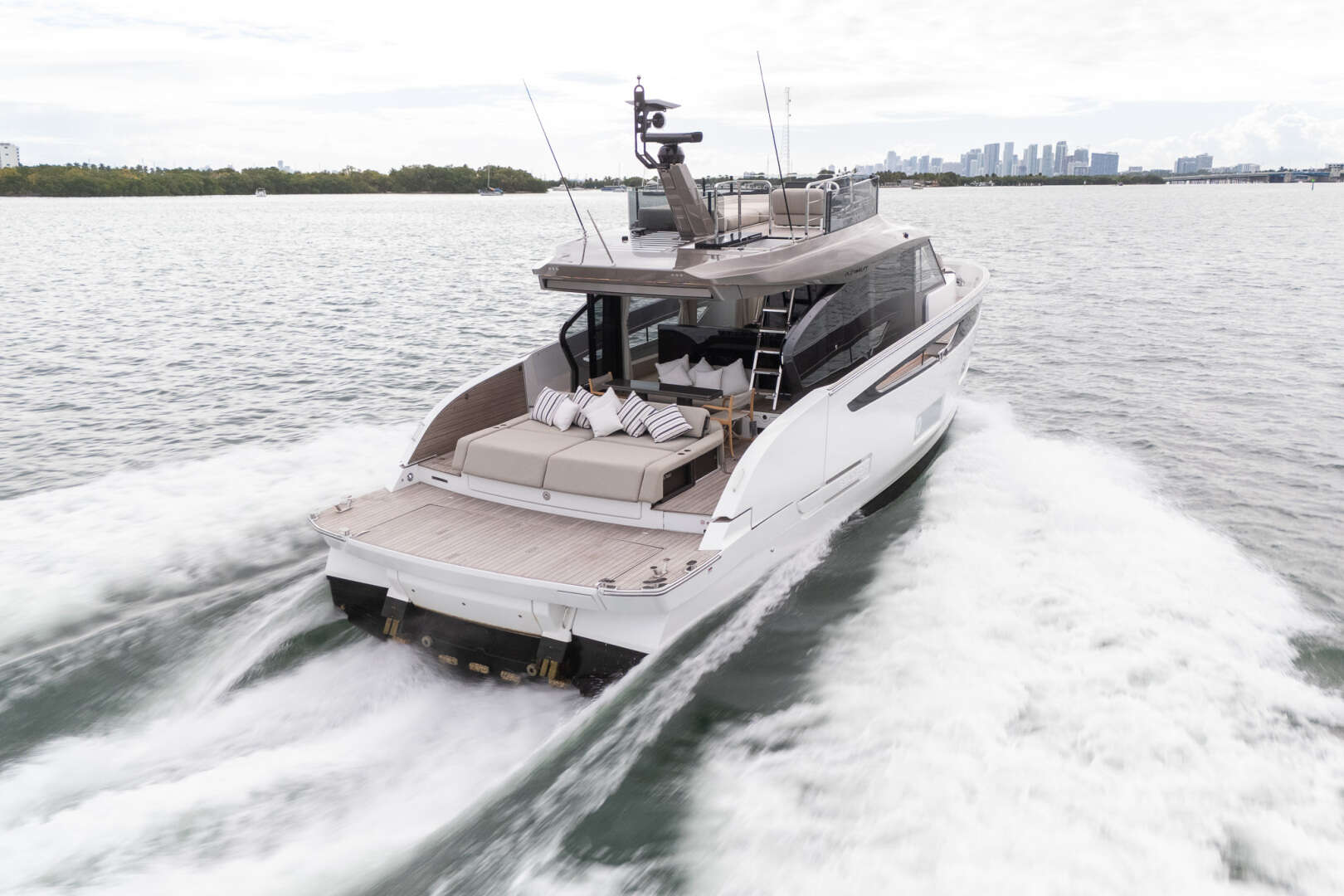 2026 Azimut Seadeck 6 - Image 13