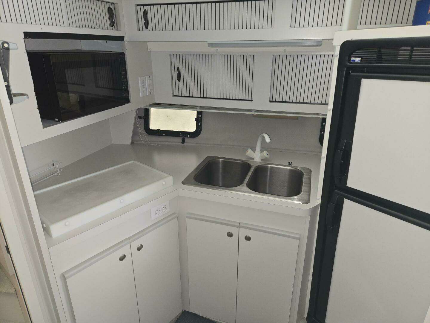 1994 Cruisers Yachts 3380 - Image 5