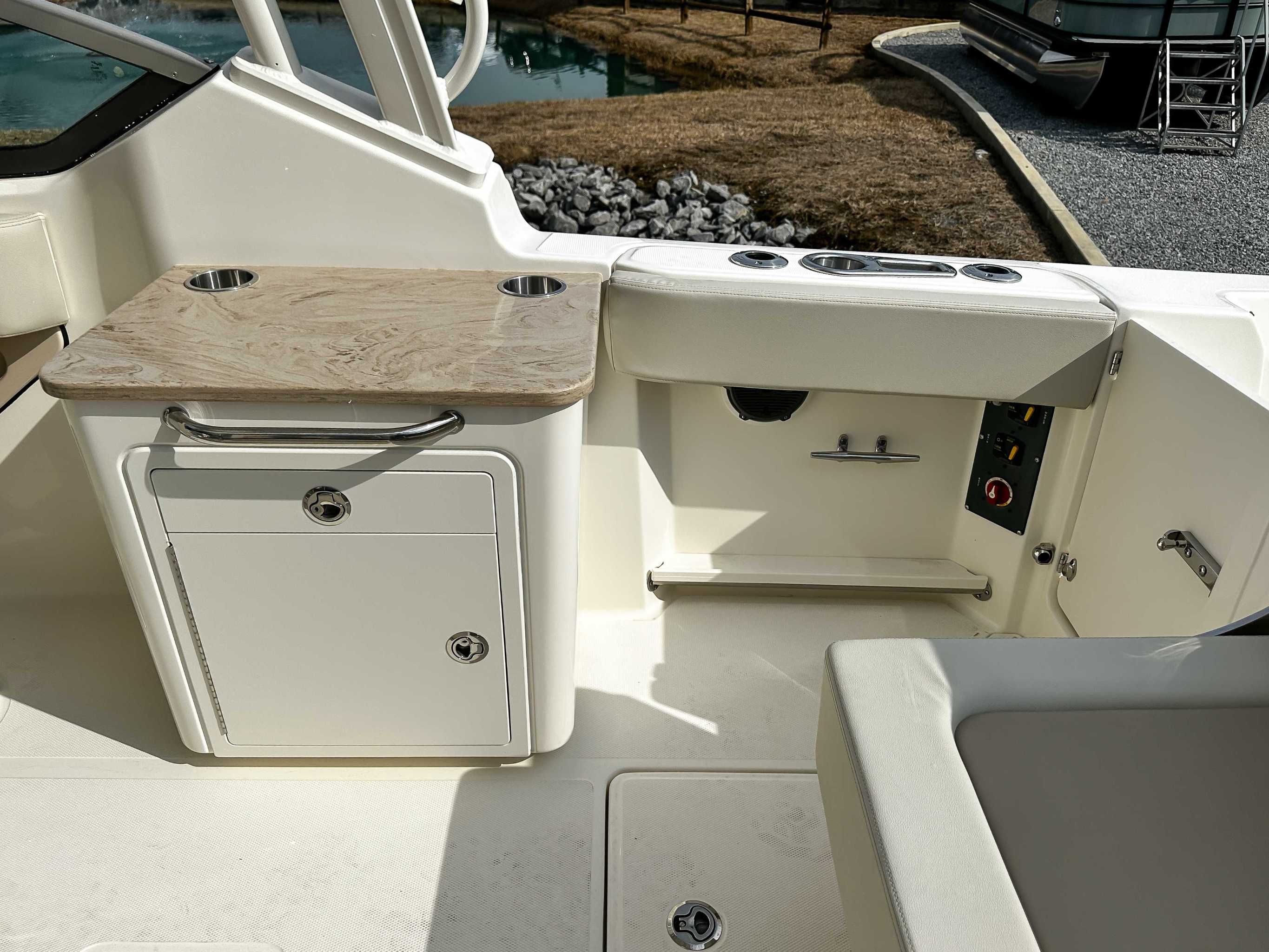 2025 Boston Whaler 240 Vantage - 19