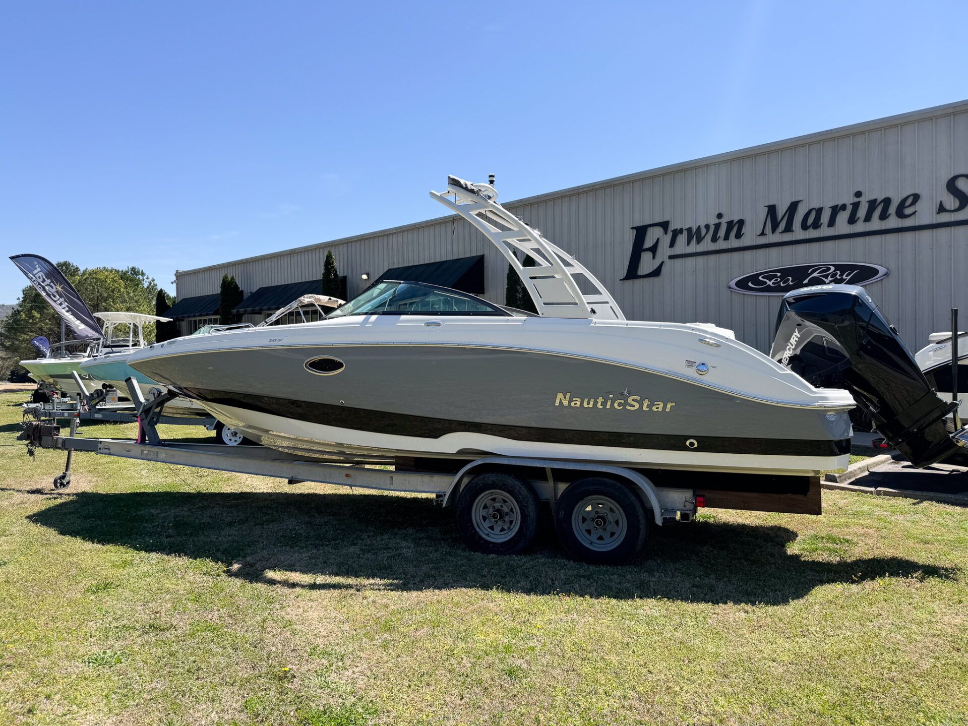 2023 NauticStar 243 DC
