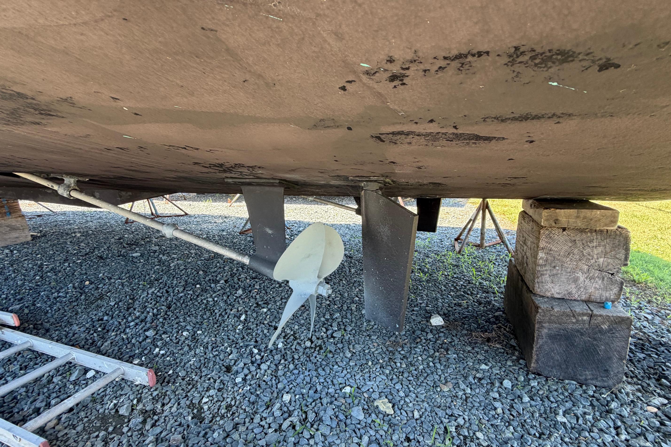 1995 Carver 356 Aft Cabin Motor Yacht underside with propeller and supports.